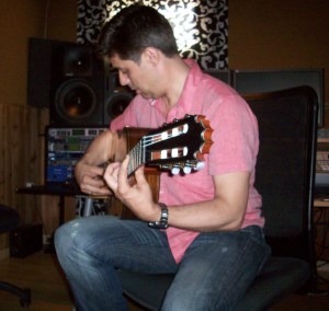 El guitarrista Pedro Sierra probando una de nuestras guitarras