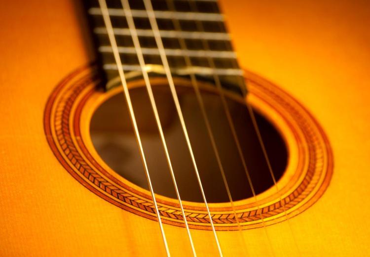 Guitarra de ciprés y pino abeto. Tinte en color oro. Detalle.