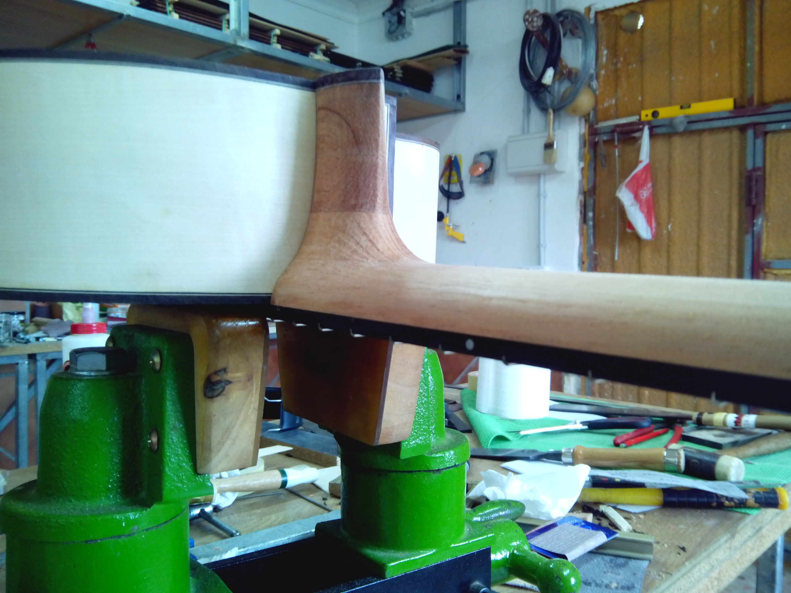 Guitarra de arce y pino abeto