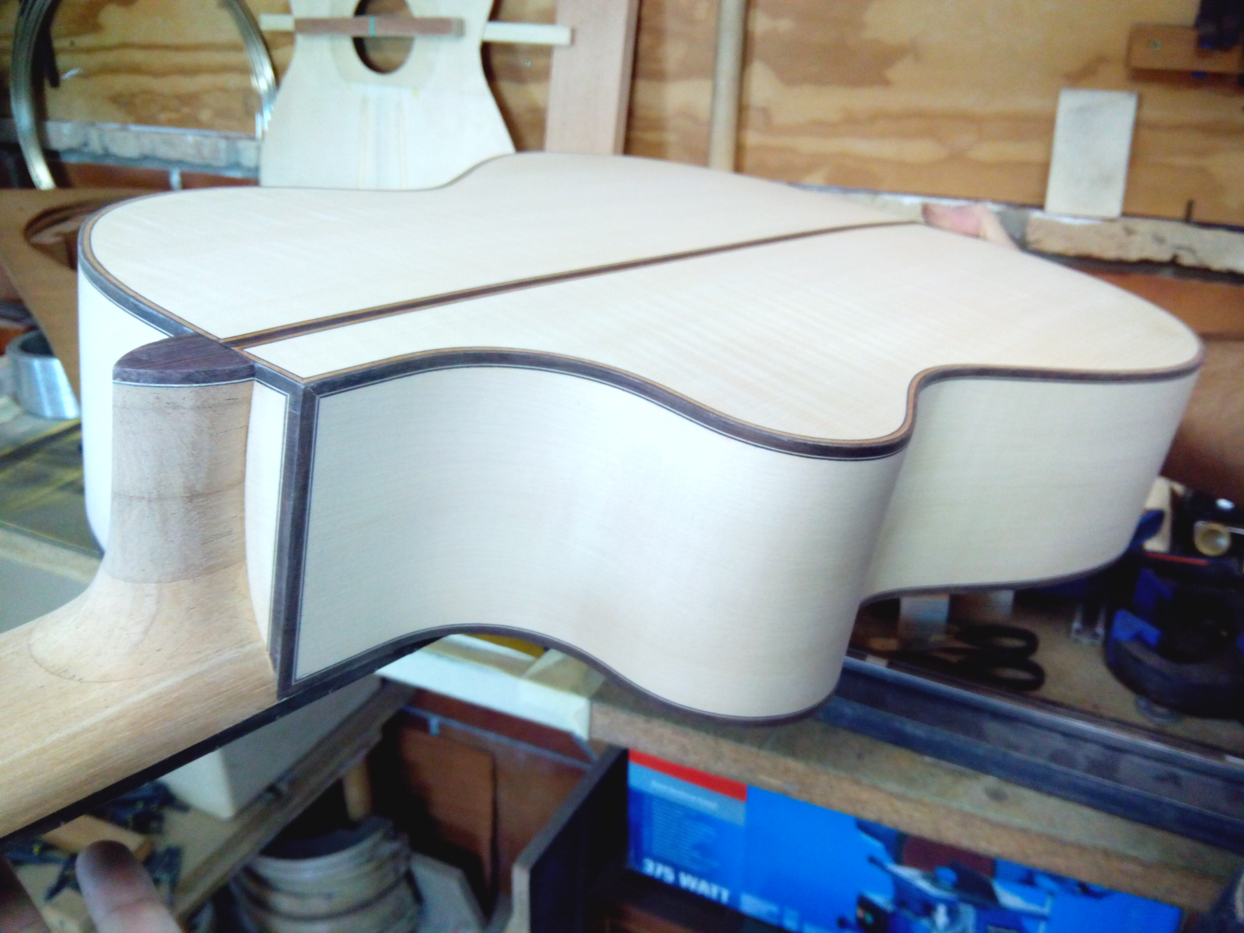 Guitarra de arce y pino abeto