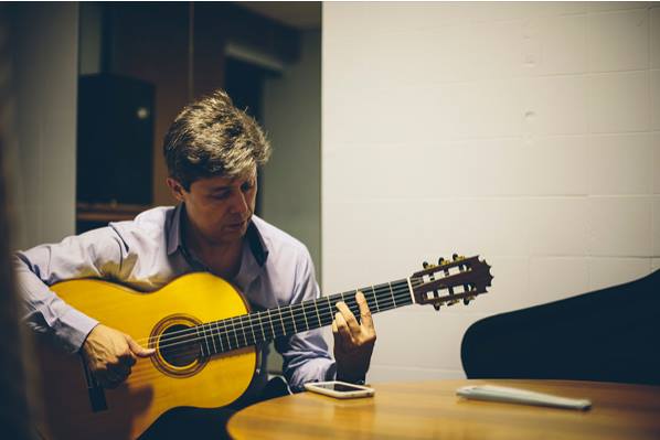 Pedro Sierra con guitarra Hnos. Jimenez Rodriguez